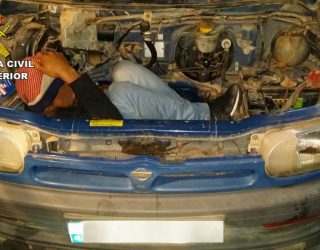 Un hellinero detenido en Almería por esconder a un extranjero en el motor de una furgoneta