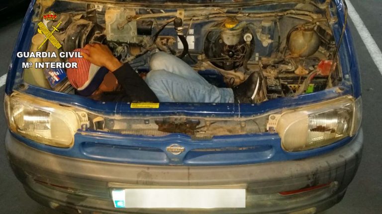 Un hellinero detenido en Almería por esconder a un extranjero en el motor de una furgoneta