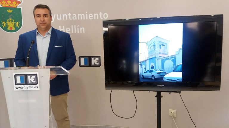 El concejal del PP, Antonio Moreno, denuncia el estado de algunas instalaciones deportivas