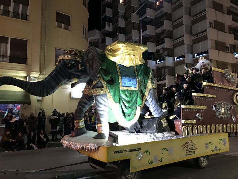 Intensa jornada de los Reyes Magos, que culminaba con una llamativa cabalgata