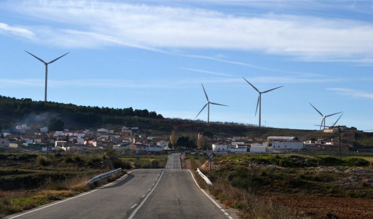 Tres personas muertas en un choque entre dos turismos
