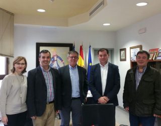 Ramón García viaja a Aspe para visitar la oficina de atención al ciudadano de aquel Ayuntamiento