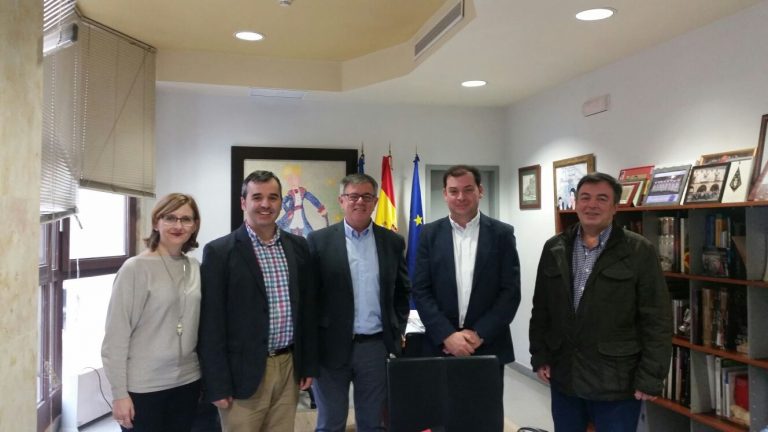 Ramón García viaja a Aspe para visitar la oficina de atención al ciudadano de aquel Ayuntamiento
