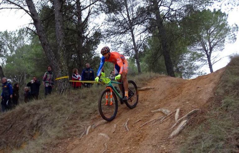 Alberto López primer hellinero en la BTT de La Roda