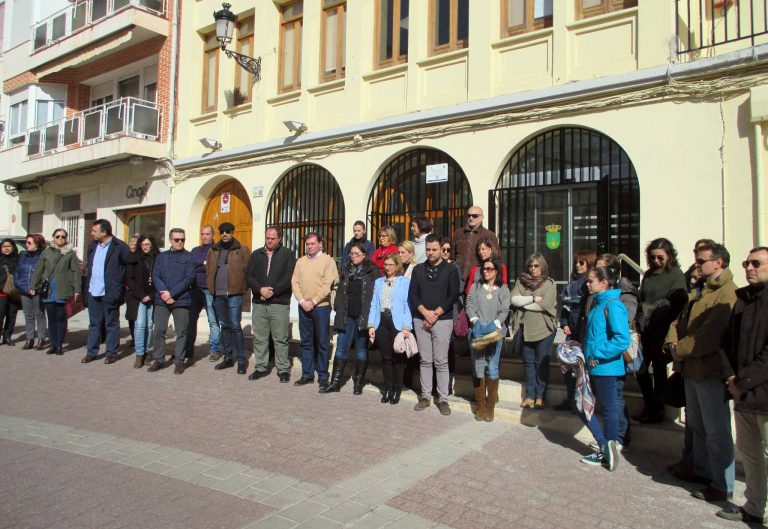 Se guardaron cinco minutos de silencio en la Plaza de la Iglesia
