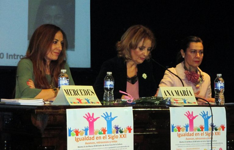 La Asociación de Mujeres Empresarias de Hellín (AMEDHE), llevó a cabo una charla coloquio sobre la igualdad de género