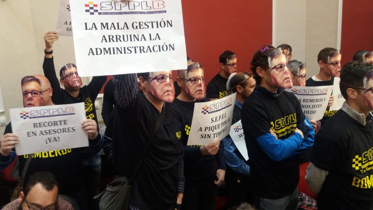 Bomberos del SEPEI se manifiestan en la sesión plenaria del Ayuntamiento de Hellín