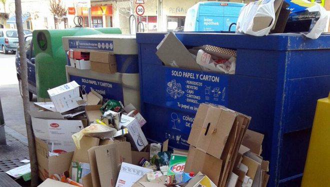 El PP denuncia el lamentable estado de las calles de la ciudad en las zonas de recogida de material reciclable