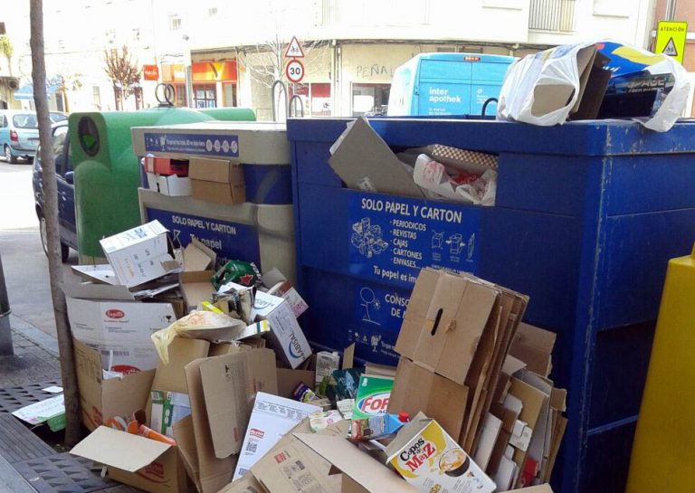 El PP denuncia el lamentable estado de las calles de la ciudad en las zonas de recogida de material reciclable