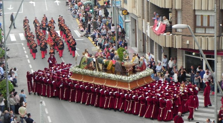 Varias hermandades de Hellín buscan costaleros y un local para preparar sus tronos de Semana Santa