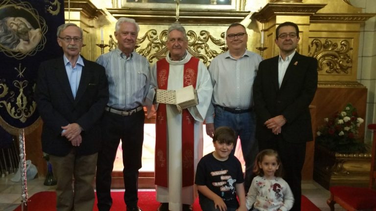 La Parroquia de la Asunción recibe como donación un Misal del siglo XVIII con el que se consagró la Capilla de la Dolorosa