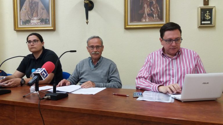 La tardanza en recogerse de algunas procesiones y la falta de limpieza en ciertas calles por donde pasan los desfiles