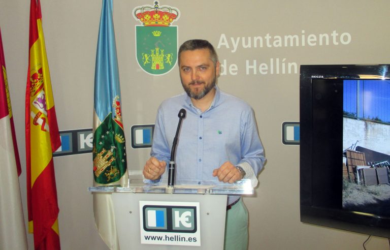 El concejal Amador Casado pregunta  por la moción sobre el mal estado de las pistas del Pabellón Polideportivo “Adolfo Suárez”