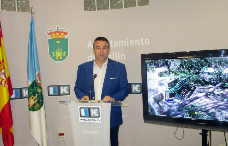 El concejal Antonio Moreno, denuncia el estado de dejadez y abandono que sufre la pedanía de Agramón