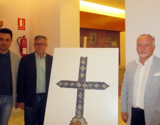 El Museo Comarcal recibe una cruz de cerámica que data de 1721