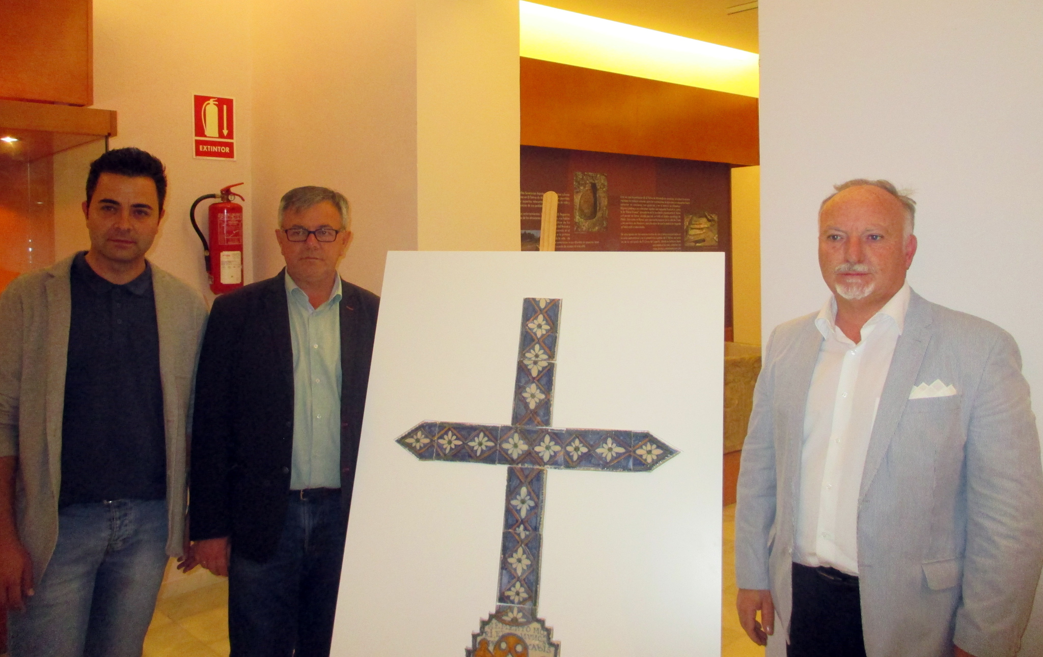 El Museo Comarcal recibe una cruz de cerámica que data de 1721 El