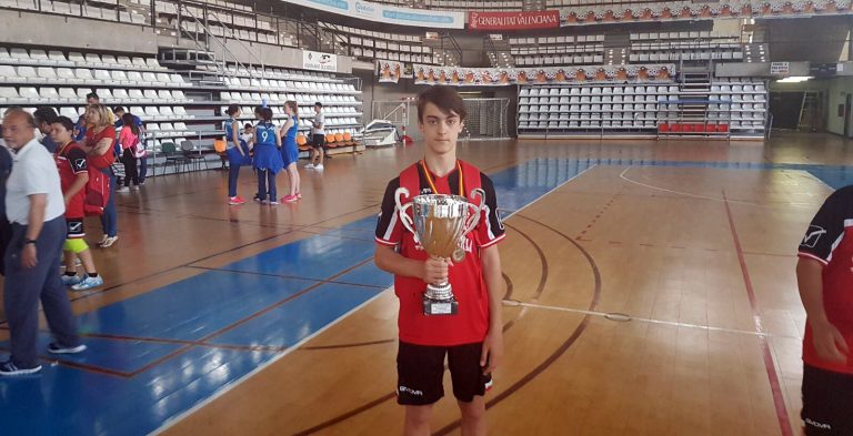 El jugador hellinero, Pascual Roldán, campeón de España Infantil de voleibol