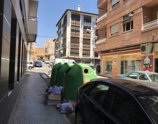 Problemas en la calle Tabera y Araoz con los contenedores de la limpieza vial