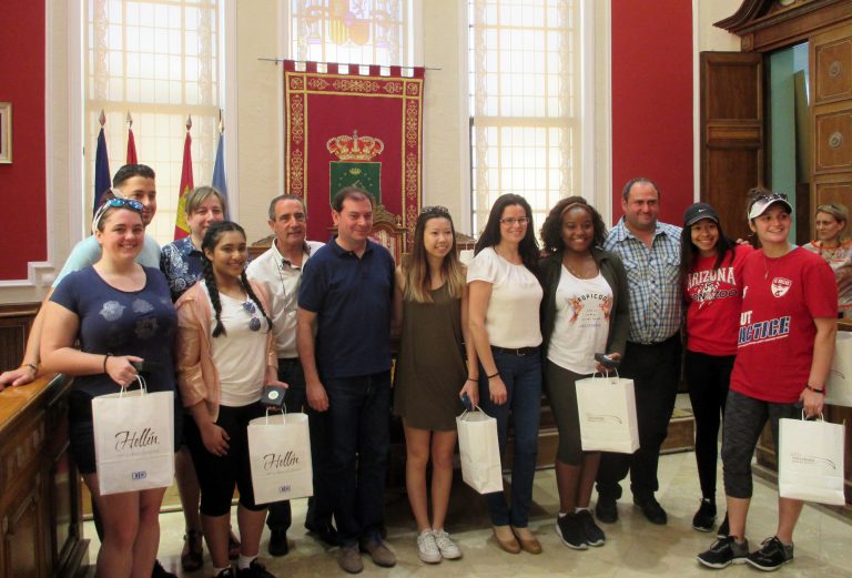Un grupo de estudiantes norteamericanos realizan prácticas en el Hospital Comarcal de Hellín