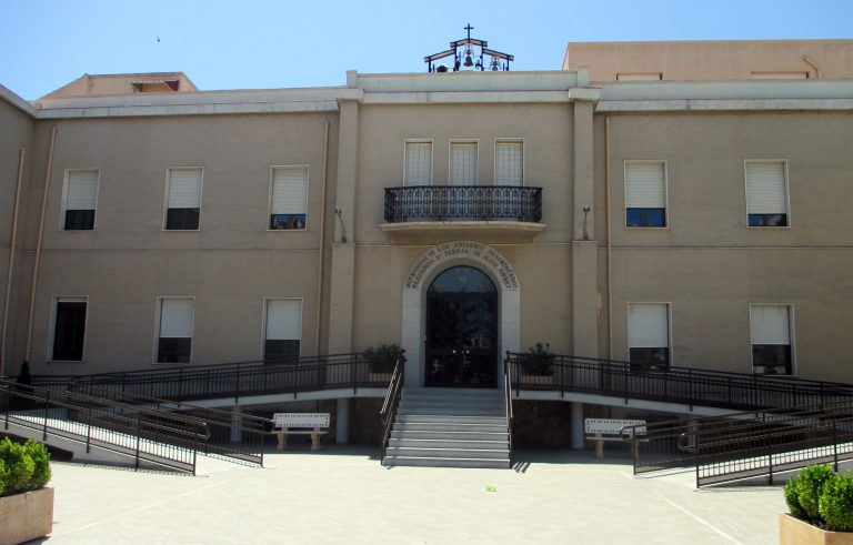 Una mujer cae desde el primer piso de la residencia Santa Teresa de Jesús Jornet
