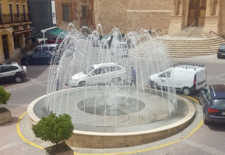 La fuente de la Plaza de la Iglesia ya funciona