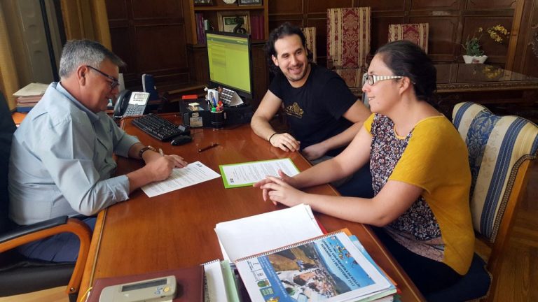 Firmado el convenio con Asherock para la organización del concierto de la próxima Feria