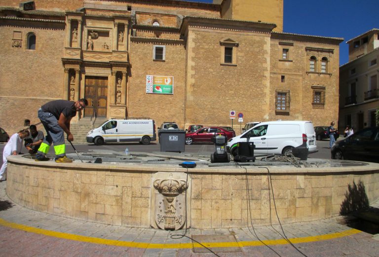 Se trabaja para poner en funcionamiento la fuente de la Plaza de la Iglesia