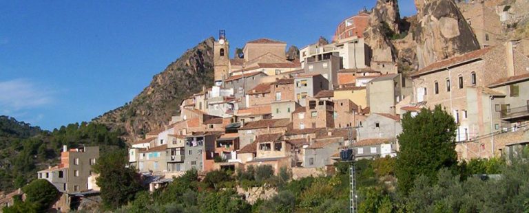 Cae por un barranco cuando corría tras abandonar un bar sin pagar en Ayna