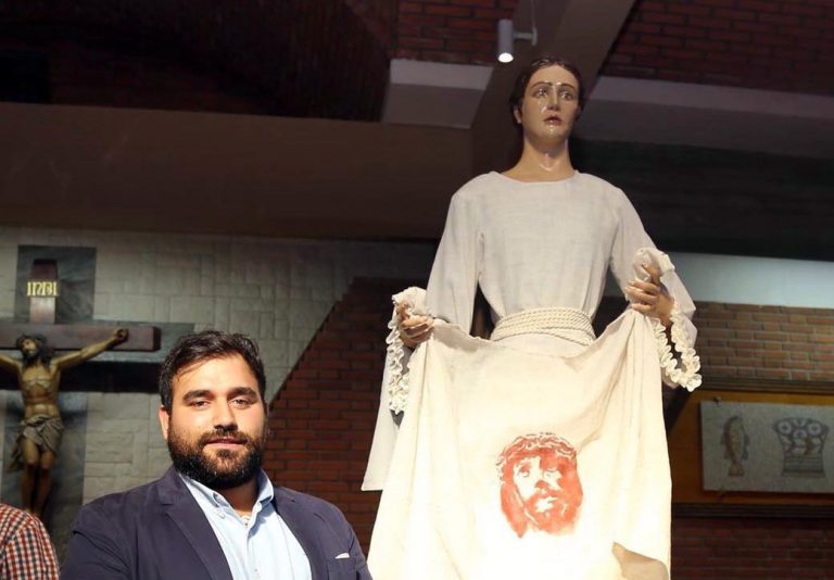 Jose Gabriel Barra inicia su trayectoria como imaginero