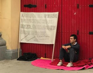 Un novillero hellinero se declara  en huelga indefinida  de hambre, junto a la puerta de la plaza de toros de Albacete
