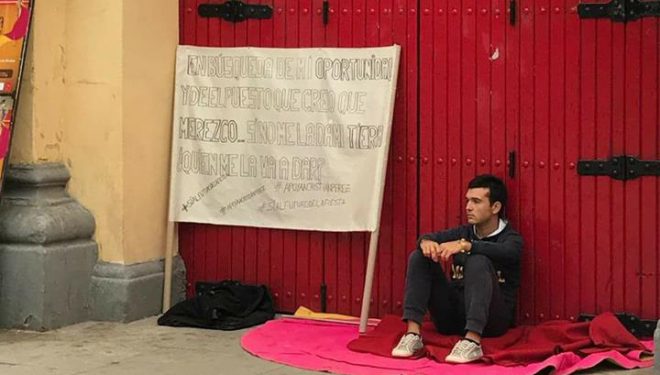 Un novillero hellinero se declara  en huelga indefinida  de hambre, junto a la puerta de la plaza de toros de Albacete