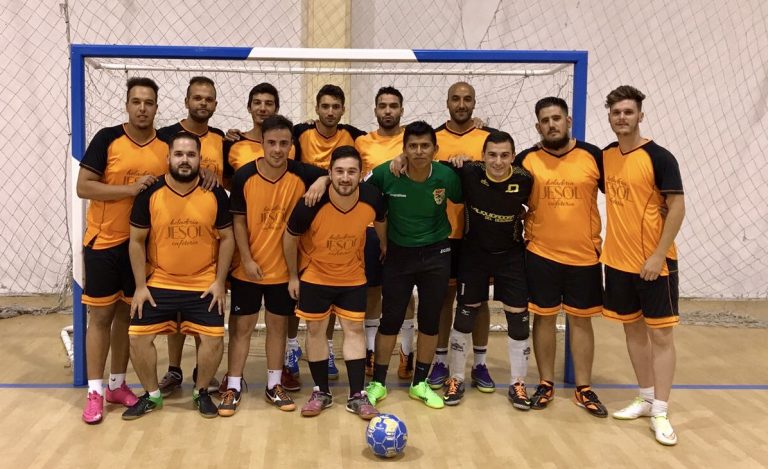 Un equipo de jugadores hellineros gana el trofeo 24 Horas de futbol sala de Tobarra