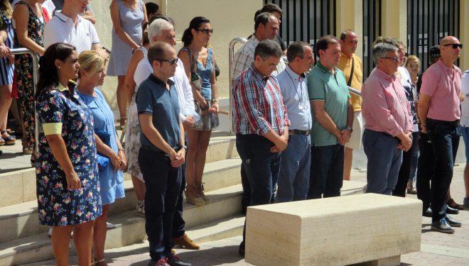 Emotivos minutos de silencio por las víctimas del trágico atentado de Barcelona