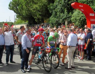 Enorme expectación en la salida de la etapa de la Vuelta a España