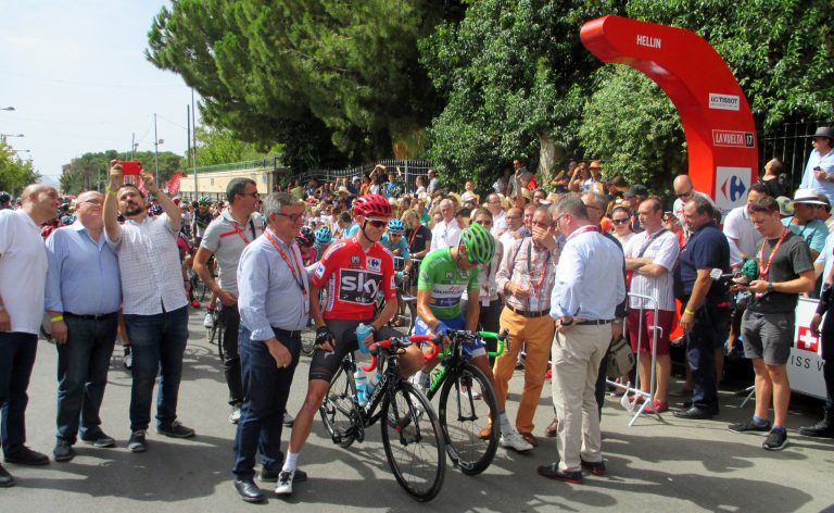 Enorme expectación en la salida de la etapa de la Vuelta a España