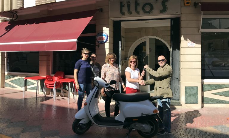 El Club “La Oveja Negra” entrega la motocicleta rifada en beneficio de AFA