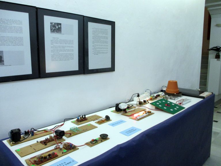 Éxito de la exposición de Juan A. Hidalgo sobre el prodigioso mundo de la electrónica