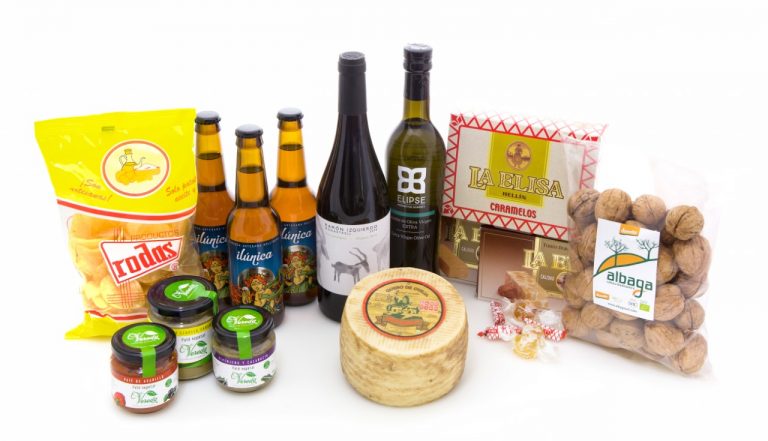 Nuevos y veteranos productos hellineros juntos en una original cesta de Navidad