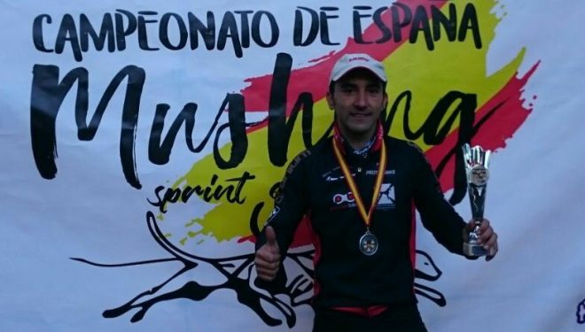 El hellinero Tomás Ruiz medalla de plata en el campeonato de Mushing
