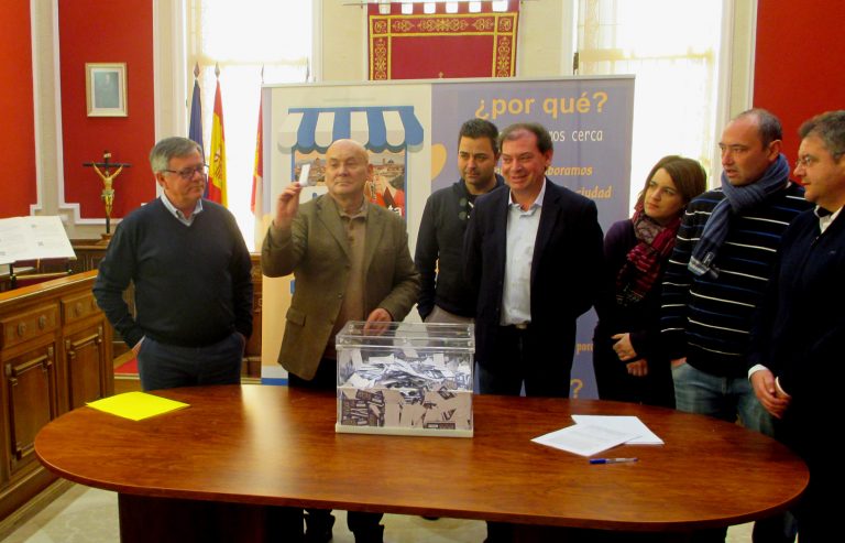 El número 9.825 premiado en el Concurso del Comercio en Navidad