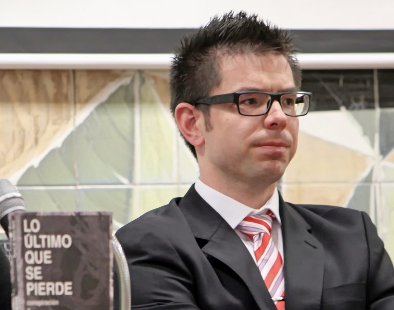 Álvaro Manuel Ibáñez presentador de la revista Redoble