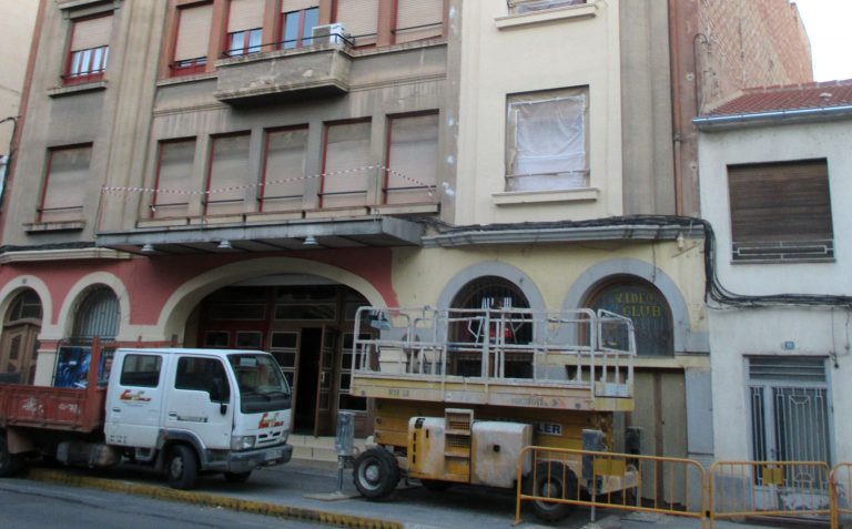 Se inician los trabajos de pintura de la fachada del Teatro Victoria