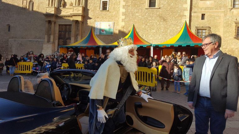 Gran actividad de los Reyes Magos visitando Hellín, entidades y pedanías