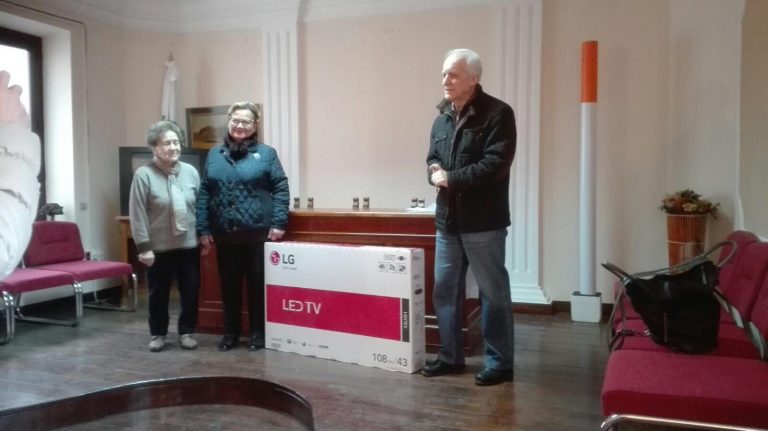 La Asociación Española contra el Cáncer entrega un televisor