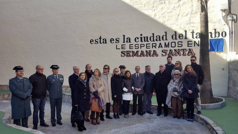 La pequeña plaza de la calle Mesones ya lleva el nombre del sacerdote Lázaro Fernández Falcón