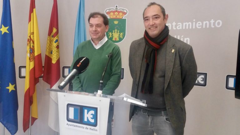 Los portavoces municipales del PSOE e IU defienden el proyecto de suministro  de luminarias LED para el alumbrado público
