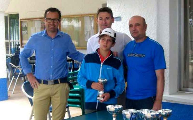 Mario Ojeda medita presentarse a la relección como presidente del Club de Tenis