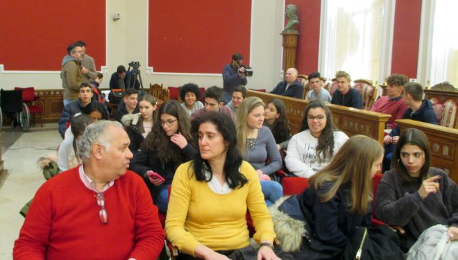 Alumnos del IES Cristóbal Lozano y Collyer´s Sixth de Horsham (Reino Unido), recibidos en el Ayuntamiento