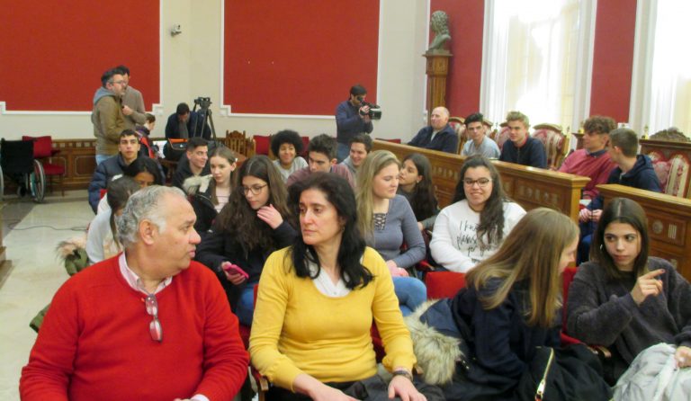 Alumnos del IES Cristóbal Lozano y Collyer´s Sixth de Horsham (Reino Unido), recibidos en el Ayuntamiento