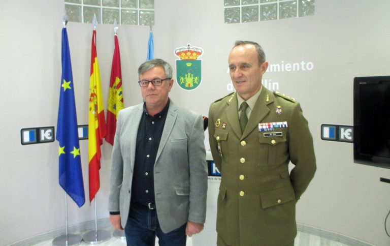 El subdelegado de Defensa, en su visita a Hellín, calificó la carrera militar como “romántica y de aventuras”